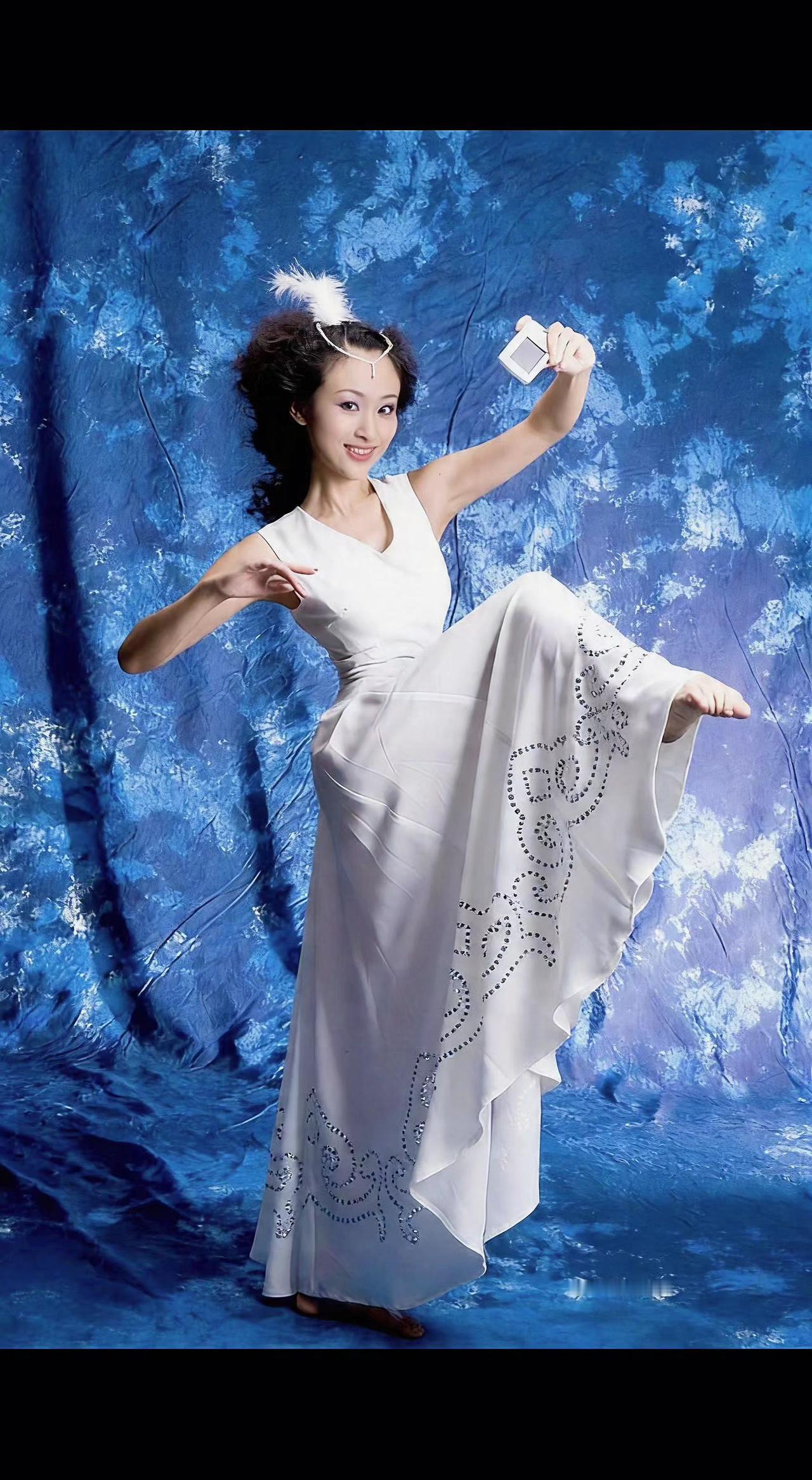 ✨白裙蹁跹如月光吻过海面🌊，指尖轻捻似握住整片星空✨。起舞刹那，时光都为她慢了