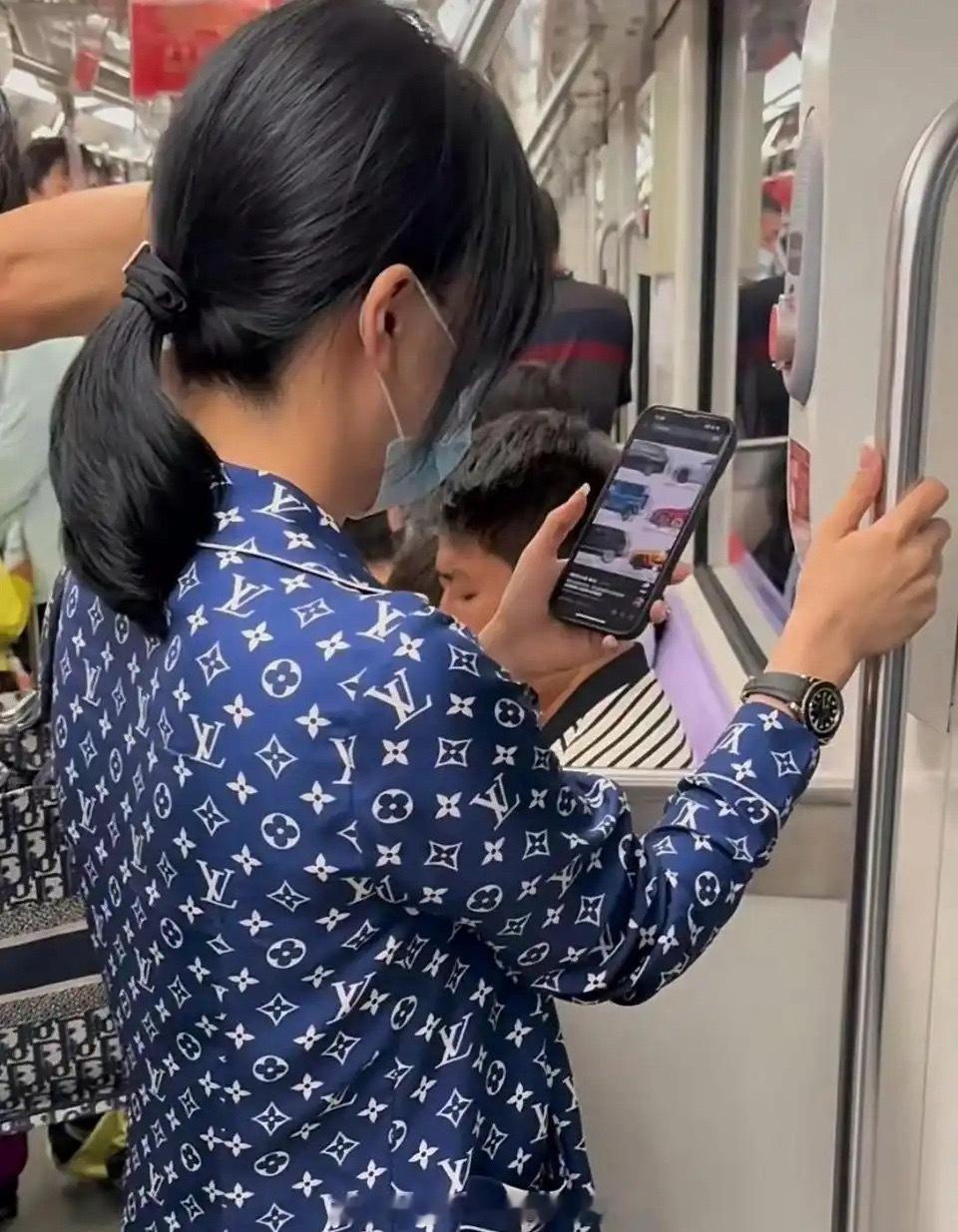 穿成这样居然还来挤地铁，不应该啊 