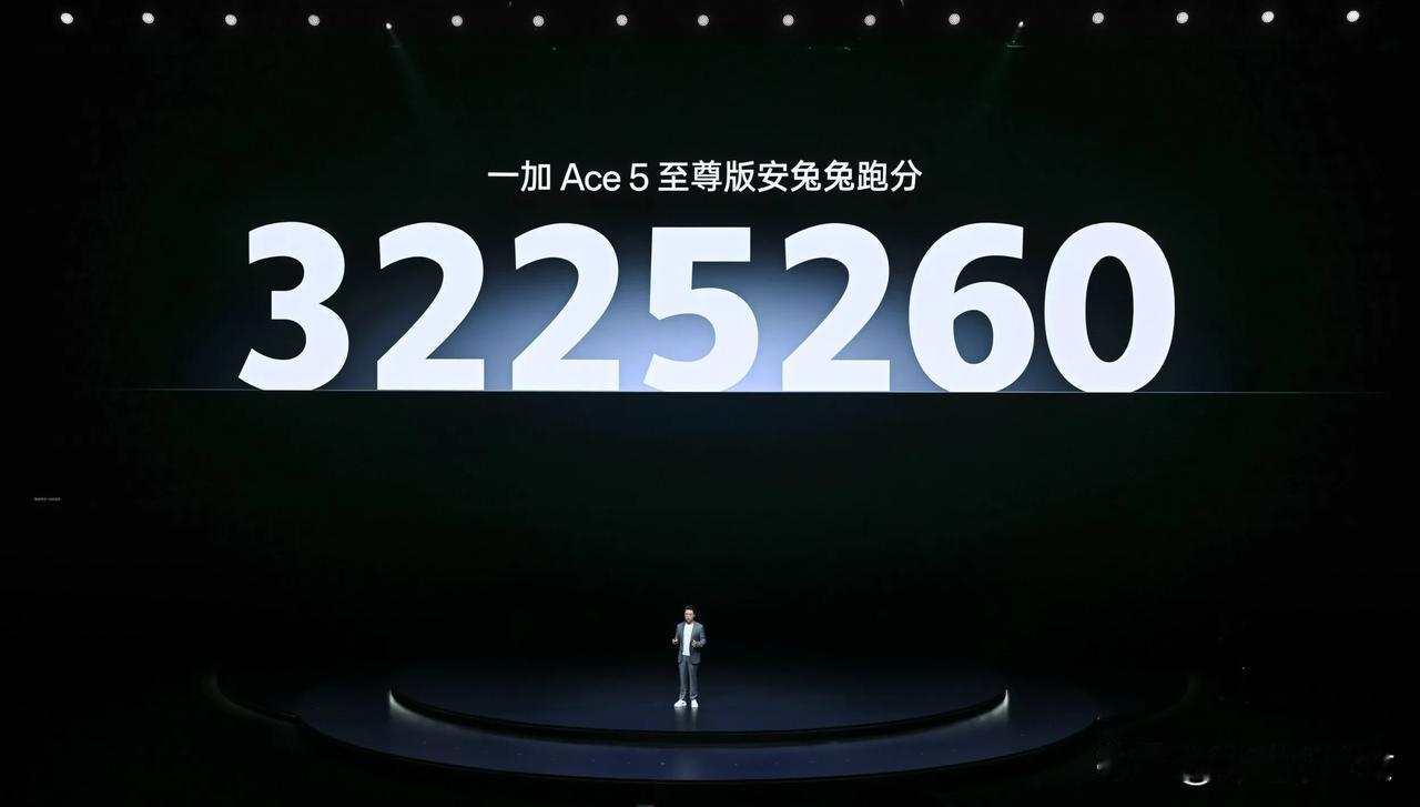 一加 Ace 5 至尊版是行业首台「电竞三芯」旗舰，拥有行业最强的性能芯、独家的