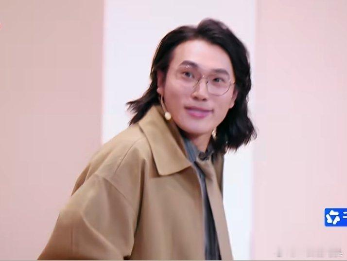 王菊 4个AI男友谁还没被王菊短剧里的AI男友刷屏？霸总奶狗全都有，看得我眼花缭