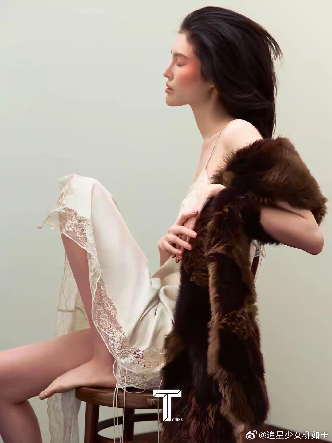 何穗亮相T中文版一月刊封面预告，芭莎开年刊后，新年第二本封面也来了，何穗穿着一件