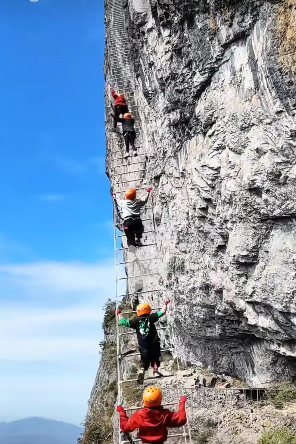 张家界悬崖天梯拟两周后开放 落差近1500米要爬3小时 价格暂定780元！

近