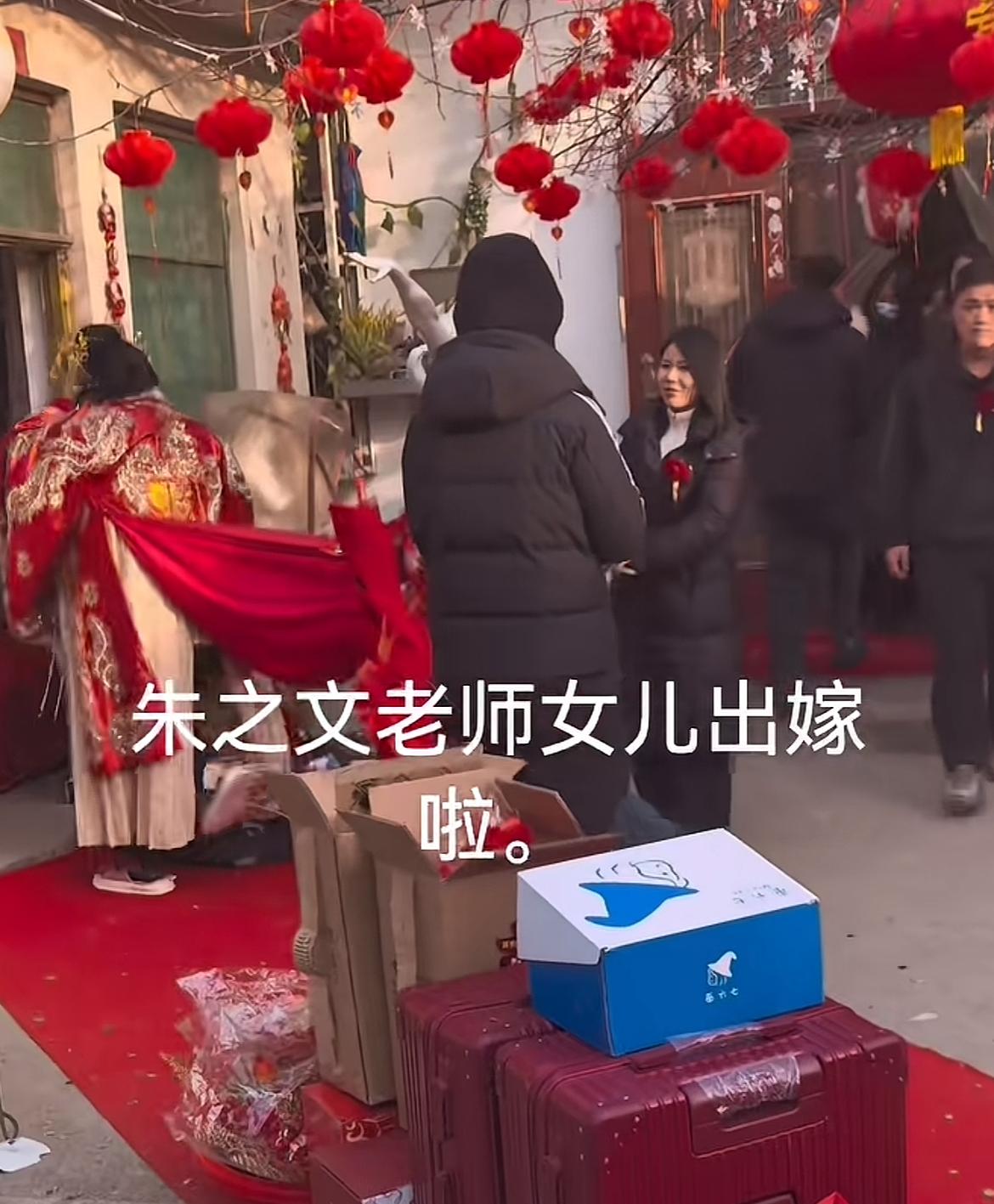 大衣哥女儿出嫁了，这样的状态真的让人大吃一惊啊，不过还是显得那么臃肿。
作为大衣