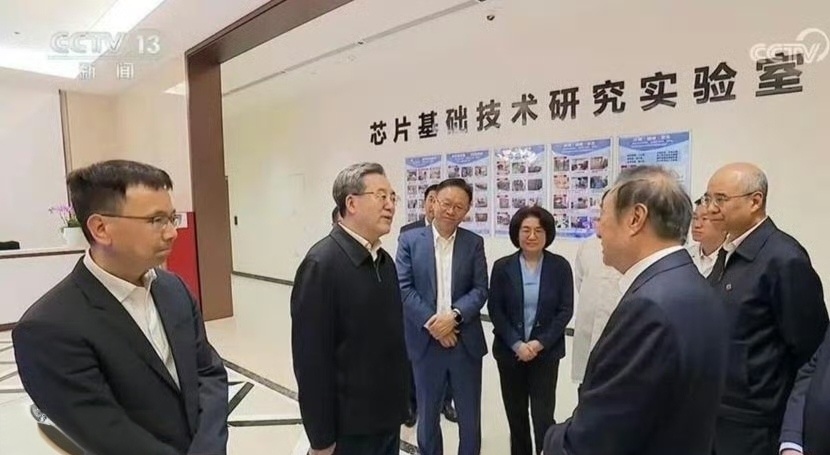 这张照片出来之后，很多事已经不需要多说了，芯片、上海、研究实验室、还有领导和任老