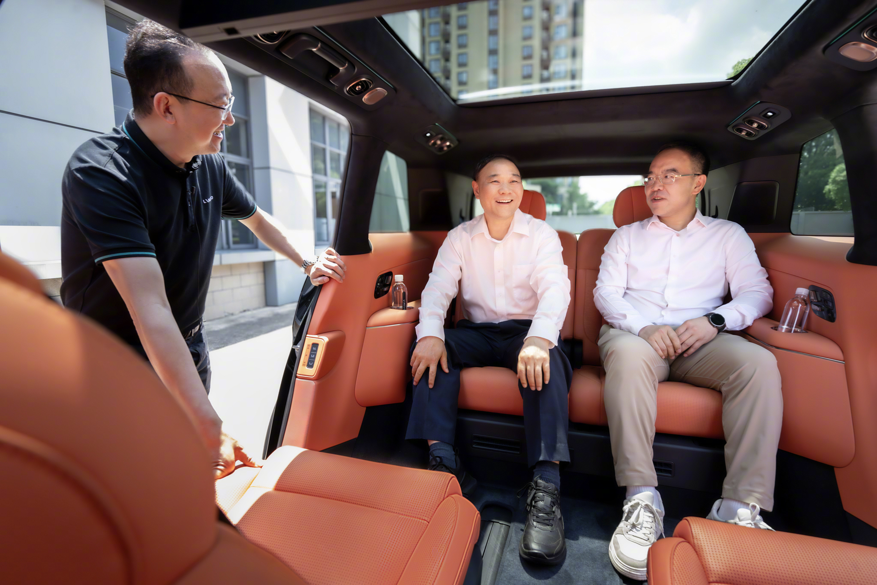 罕见书福哥出来给自己品牌的车助力，可见“大领克”900的分量之重！除了例牌的安全
