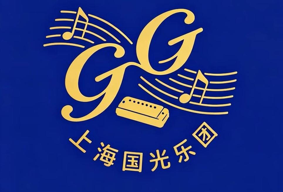 这是合奏、重奏必备的和弦口琴，我们乐队有三个吹该琴的队员。和弦口琴就如钢琴的左手