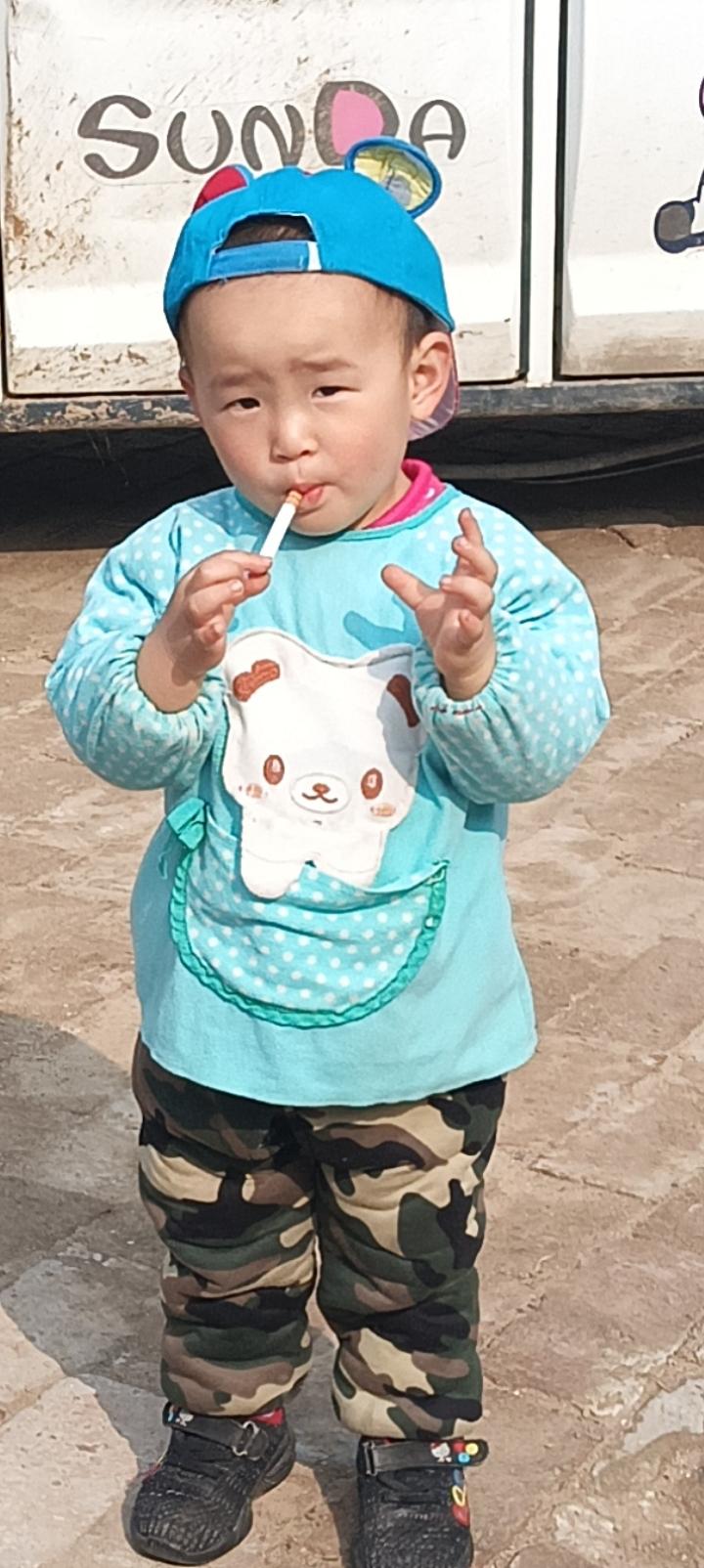 逗邻居家小宝宝真开心，我昨天给了这小家伙一颗香烟，他竟然像模像样的两根手指夹着放