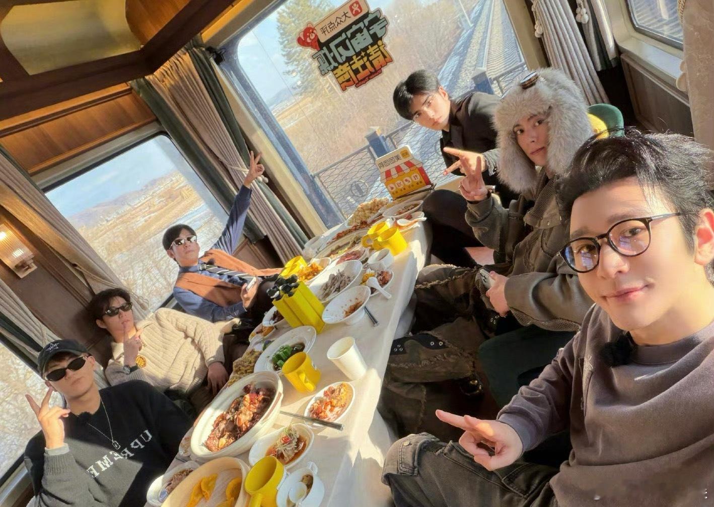 王鹤棣一款专治黄晓明型艺人黄晓明8000热度福利来袭，真有点不老童颜的意思了，破