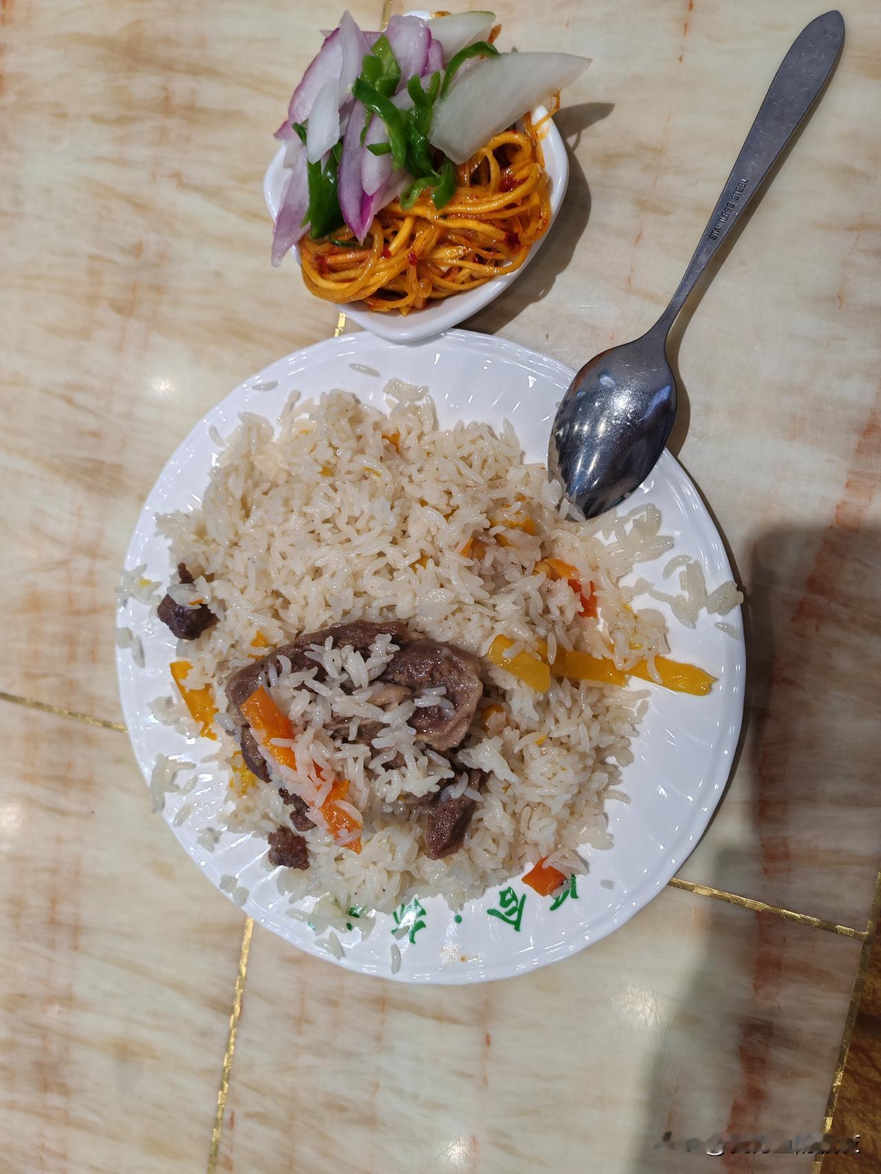 今天吃了我们新疆乌鲁木齐最便宜的抓饭，5.5活动价，还给加米饭还有免费羊肉汤，那