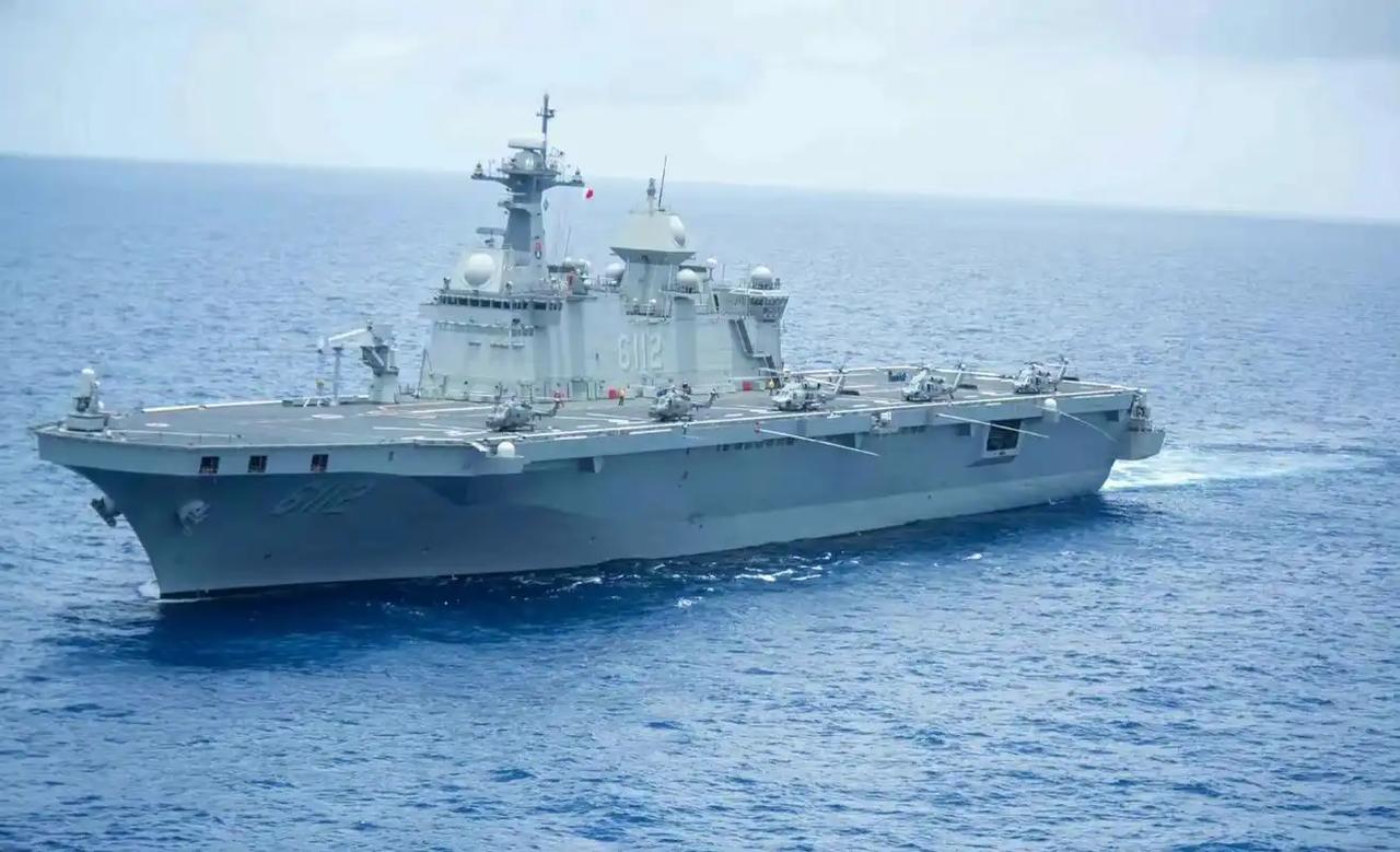 全球首艘电磁弹射两栖舰，四川号直奔南海训练，中国速度碾压西方..
 
近日四川号