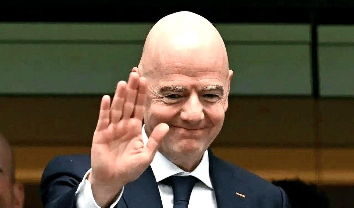 国际足联明智选择！
他们把三位巨星硬塞进这短短的中场缝隙里，逼着主办方掐着秒表搭