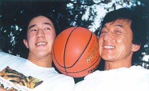 69岁成龙再晒父子情！
房祖名同框白T恤，这“亲情牌”打给谁看？
成龙大哥，一代