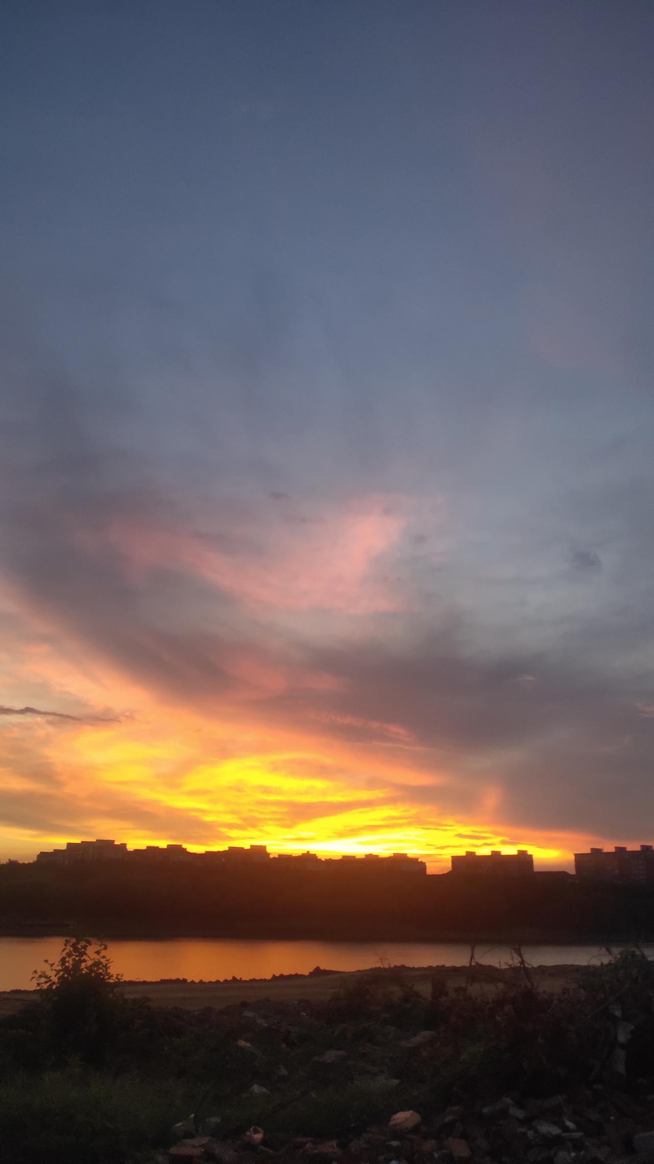 1. 温柔治愈风：河畔的晚霞，是天空写给大地的浪漫诗。
2. 简约短句风：日落跌