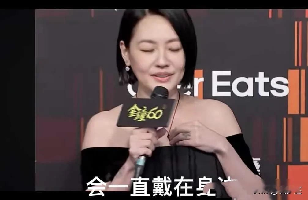 小S带骨灰上台，颈纹藏姐名，她到底想告诉谁？

那天颁奖礼上，主持人说大S在天上