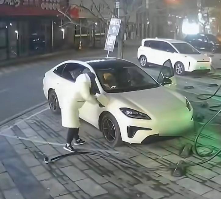 女子充完电扔充电枪开车碾压这女的带给大家的印象太不好了，充完电充电枪不放回原处，