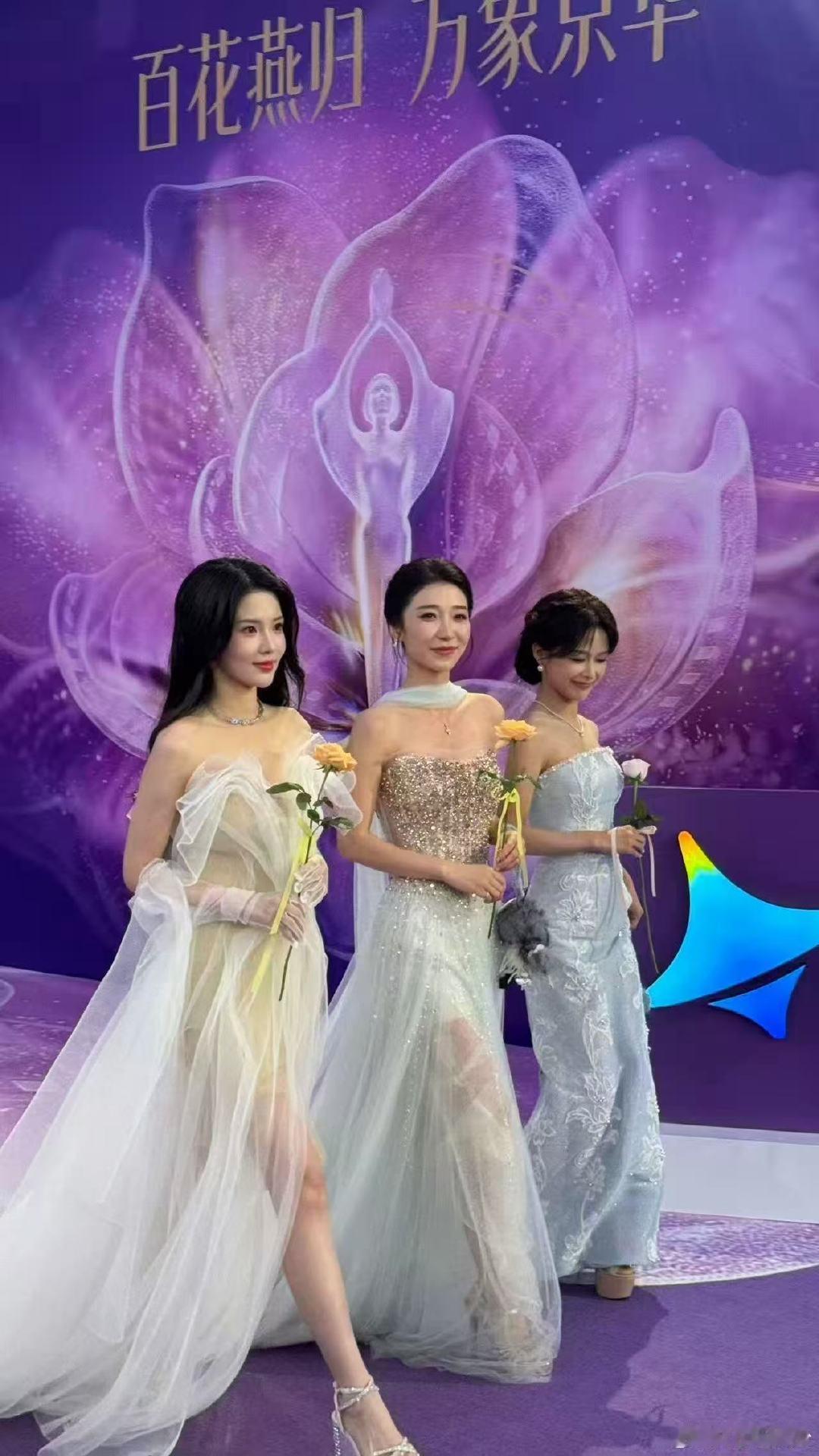 短剧演员百花奖红毯 短剧演员集体亮相百花奖红毯，终于被主流舞台看见了。台上每一步