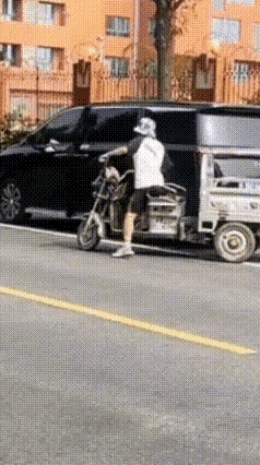 这个三轮车车主太猖狂了，光天化日之下肇事逃逸，轿车车主追上了还用脚踹车主，鞋子都