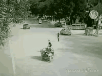 不仔细看，还以为这是一场故意撞人的交通事故。明明黑衣男子已经安全穿过了马路，已经