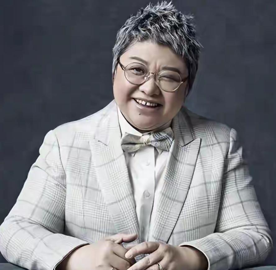 “贪污上亿、假慈善、被人身控制”？54岁韩红的私生活谣言真离谱娱乐 明星