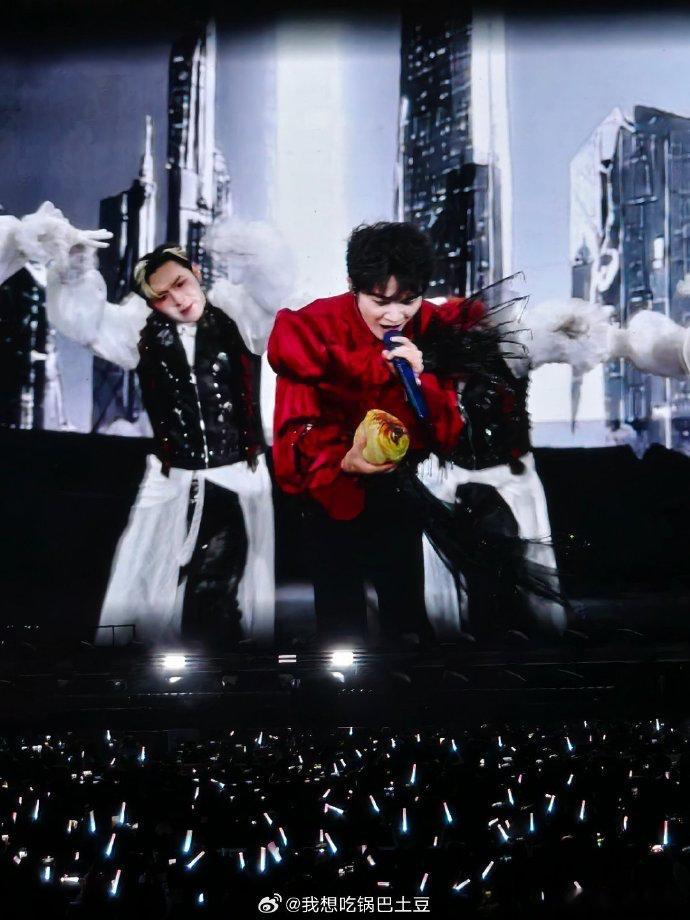 周深的演唱会现场总是有我意想不到的惊喜周深被舞蹈老师连环整活也太好笑了