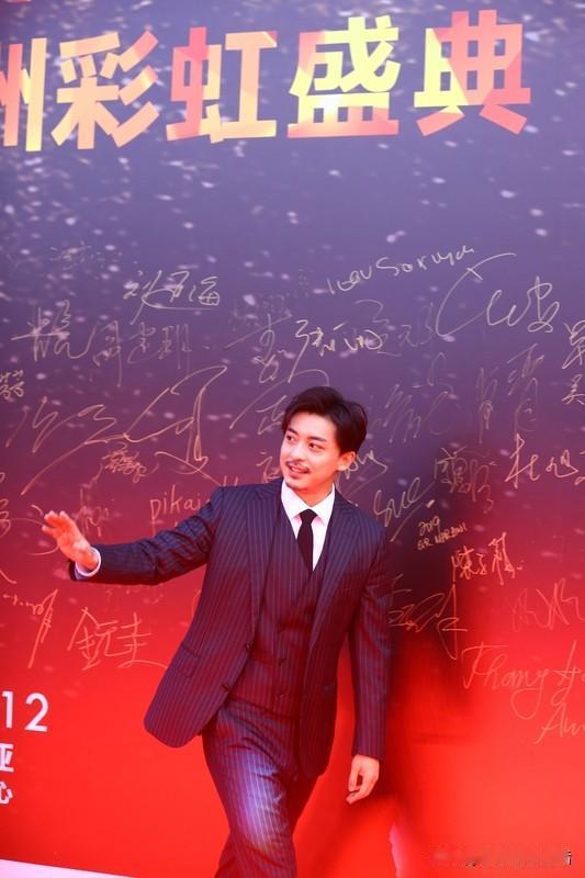 我挺难接受老戏骨翻车的。69岁的杜旭东，荧幕上“坏”了一辈子，现实竟也“翻车”。