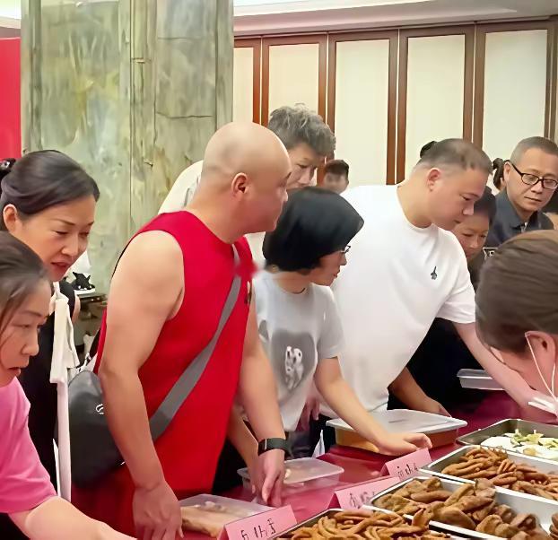 浙江一星级酒店摆地摊日营业额超10万！近日，浙江温州瑞安，一家四星级酒店因“摆地