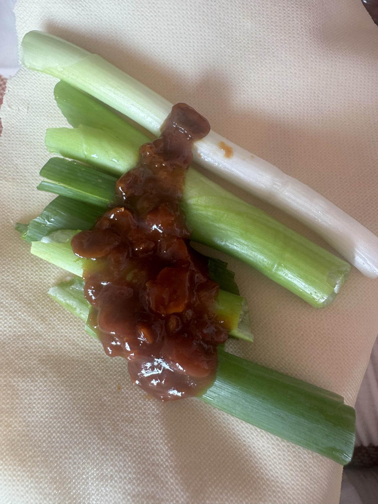 小葱蘸酱，那可是东北餐桌上的经典！我第一次吃就被这简单又纯粹的美味征服了。鲜嫩的