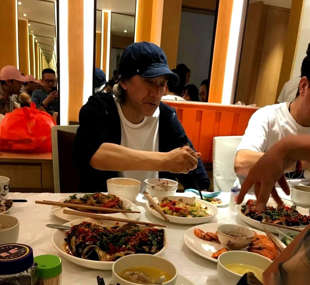 当所有人都想着怎么用AI拍电影省钱的时候，周星驰，那个62岁的老头，带着上千个0