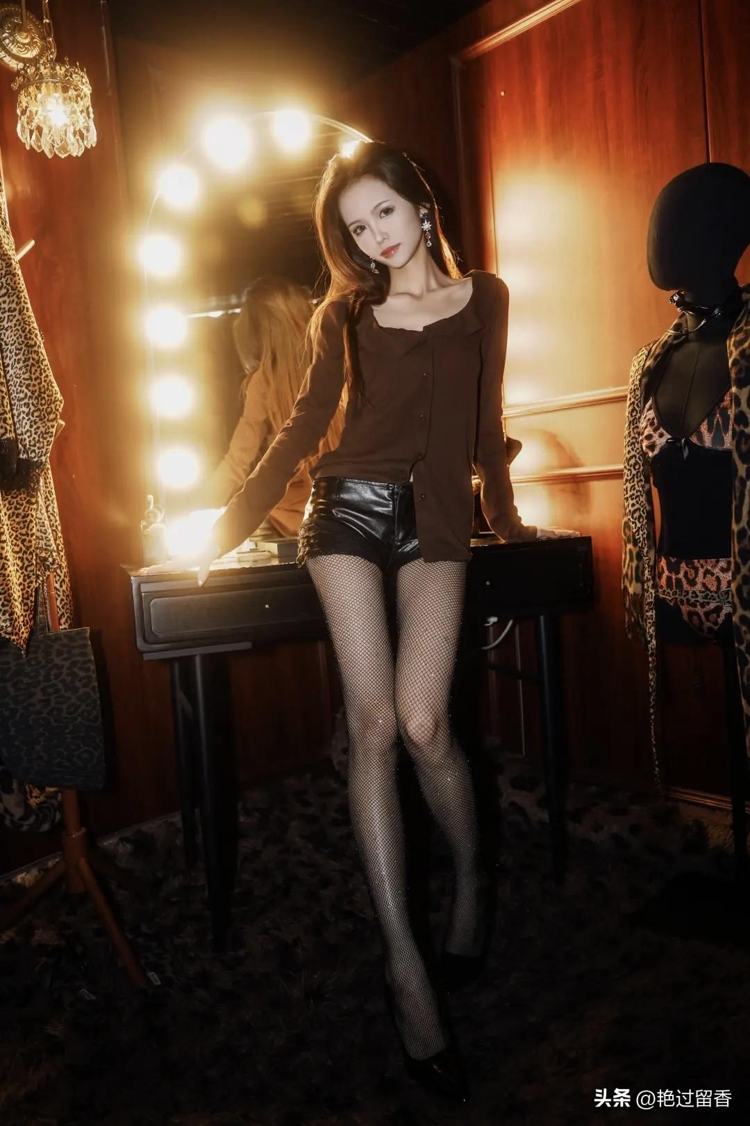 复古妆容，优雅气质，镜前自拍的魅力瞬间！