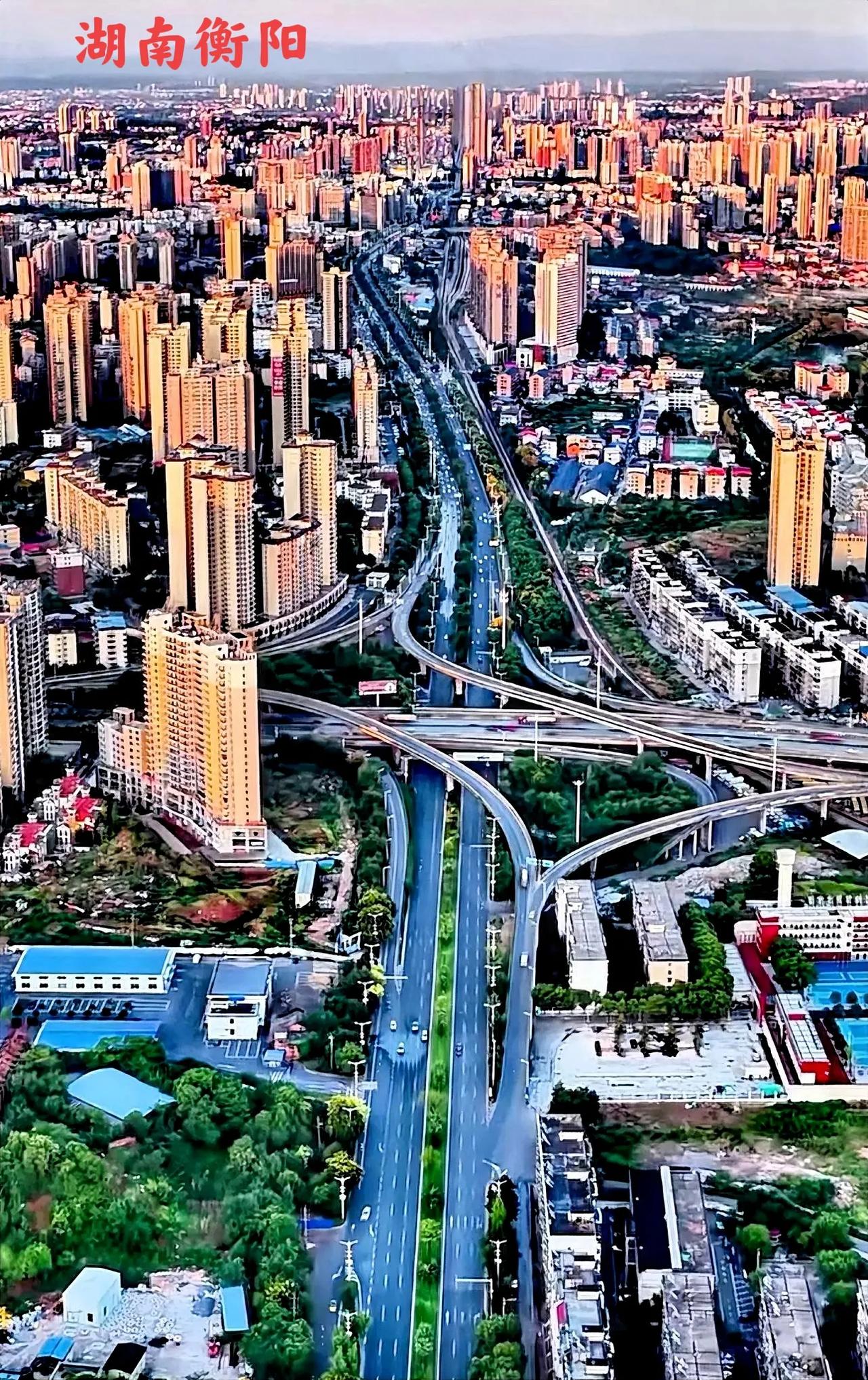 说实话，衡阳杨柳立交桥其实也不霸气，实际上与十字路口没有什么区别，只是它的宽度增