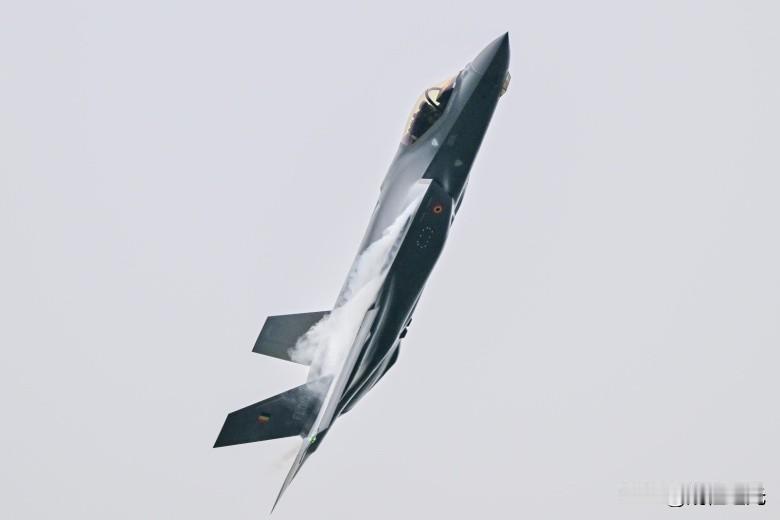 美军F-35突发故障，挂7700求救信号险些坠毁！

·军事榜，据路透社北京时间