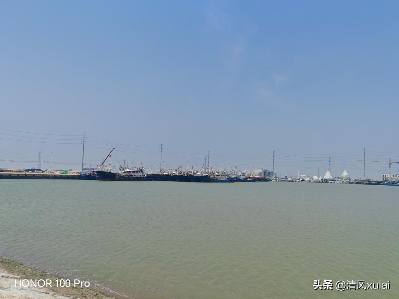 周日俩娃在家闹翻天，就带他们去了百公里外的滨州港，结果港口封闭进不去，只好改去十