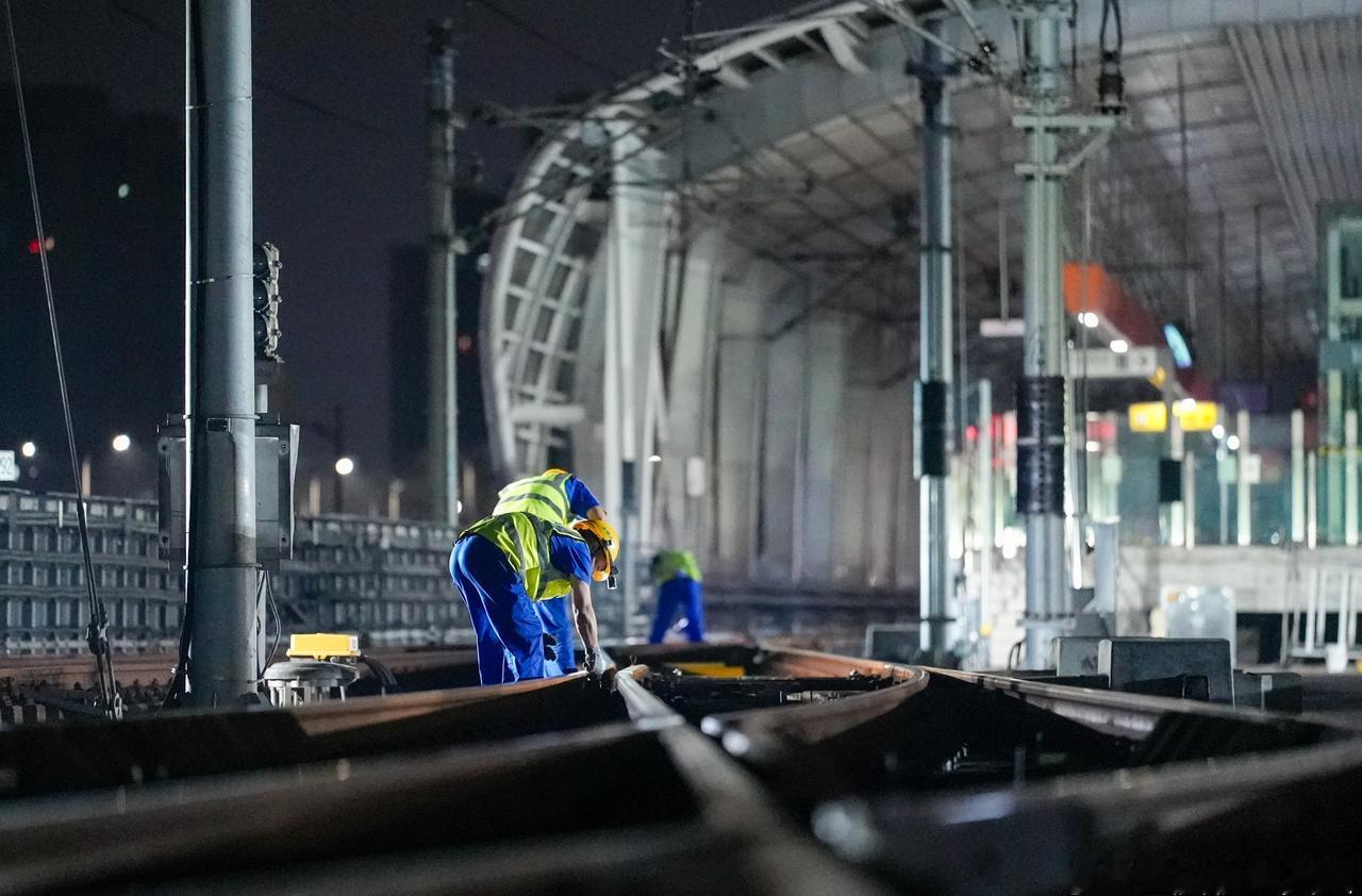 运营结束后，检修人员进入轨行区维护保养地铁道岔~（图/运营一分公司 陈云）