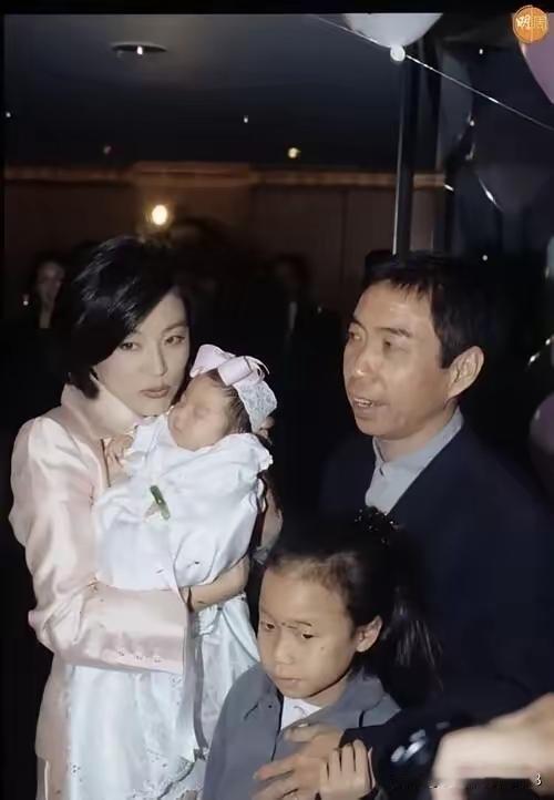 90年代林青霞刚生完女儿和丈夫外出，那状态和气质简直绝了。她五官完美，端庄优雅，