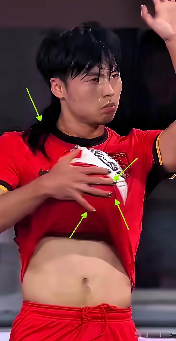 这个娘炮是谁？怎么混进国家队的？德甲踢不来，西甲踢不了，指甲总可以了吧。
这位球