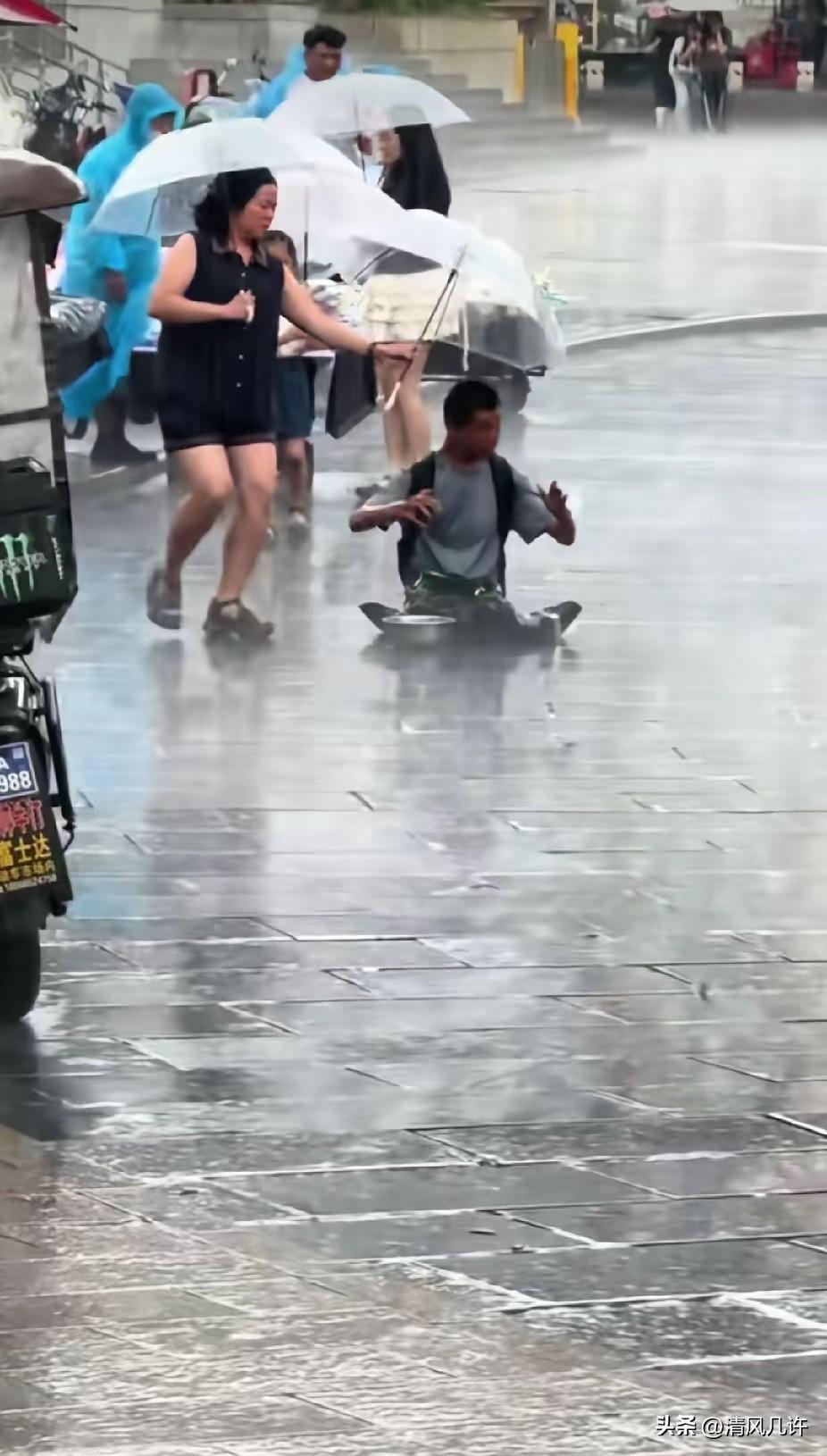 天上突然下起了大雨，一名残疾男子淋在大雨中的街边，陌生女子的一个举动，让路人直呼