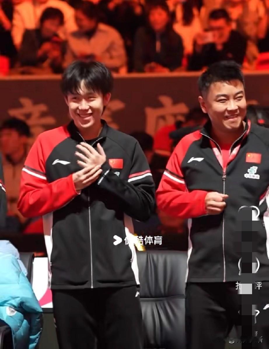 不上班就是很开啊，看楚钦笑的。
今晚王皓的心情也不错，他还和楚钦聊了会不知道聊啥