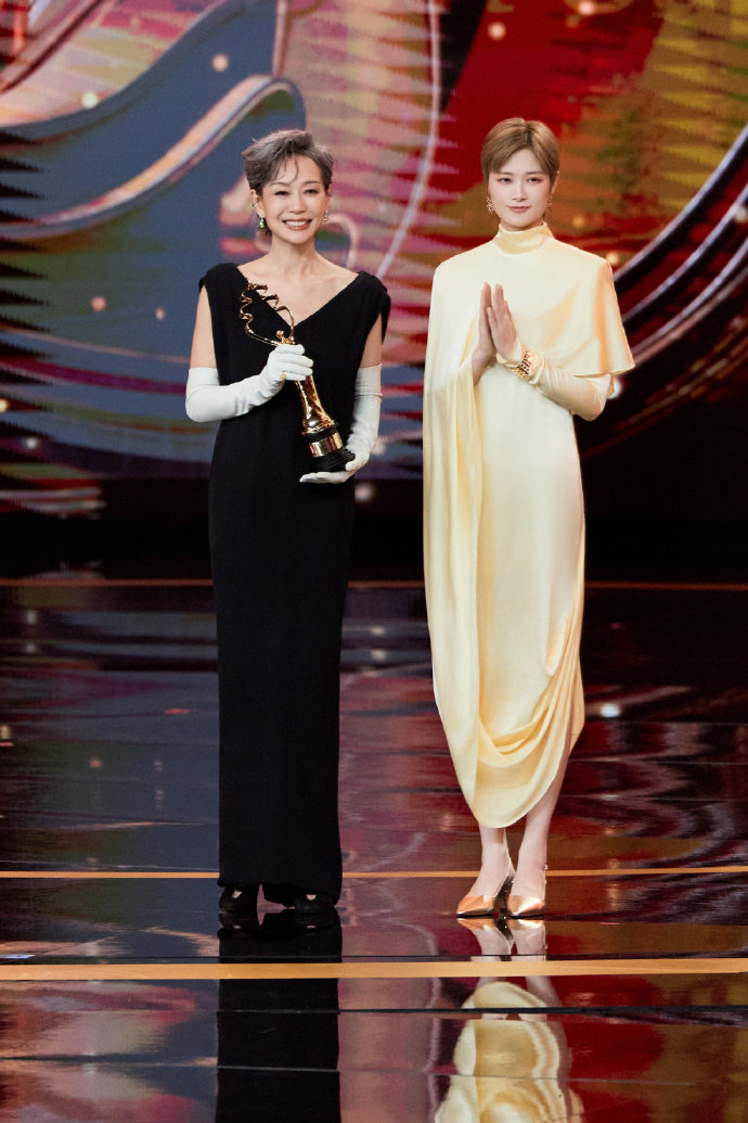 【叶童希望再跟李宇春合作】叶童晒与李宇春合照 4月26日，晒与合照并表示：有人说