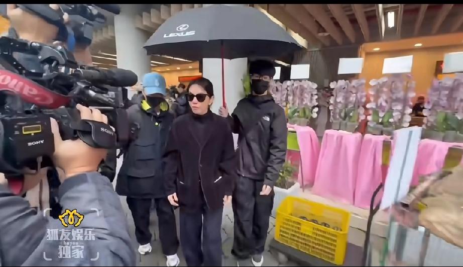 Ella陈嘉桦现身了！
今天陈嘉桦出席了袁惟仁的追悼会！怪不得，Ella在西安演