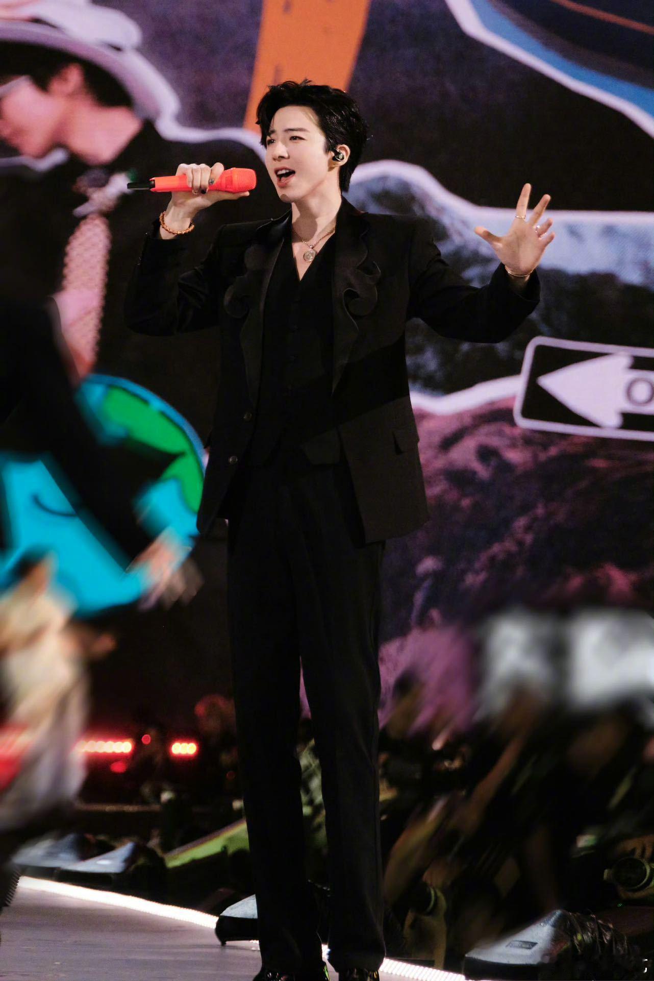 周深 先让刘宇宁身高降下来北京卫视跨年 哈哈哈哈哈周深刘宇宁两人凑一起热点就来了