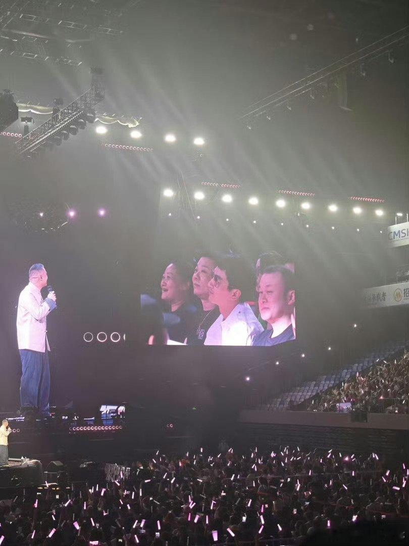 陈晓现身岳云鹏演唱会一场双重快乐，既能听歌听相声，还能看见开开心心的陈晓，门票超