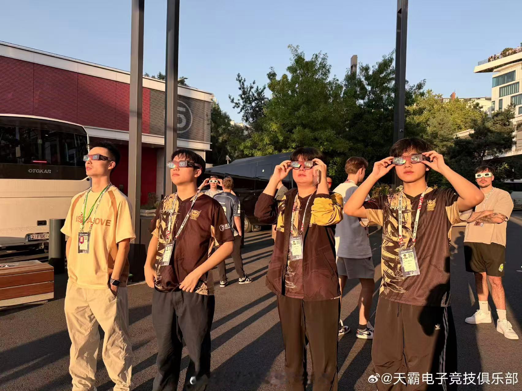 和平精英世俱杯总决赛开赛终极战场号角已经吹响，群雄逐鹿战火纷飞，期待天霸稳住状态