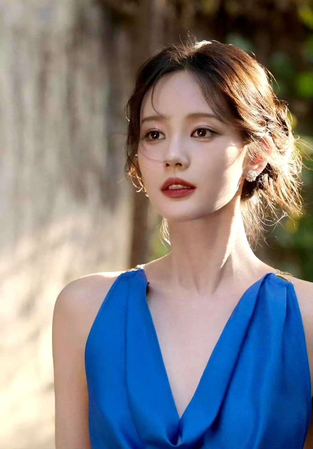 李一桐这姐们儿是真敢说啊！直播时大大方方说自己点了好多痣，连所谓的“旺夫痣”都给