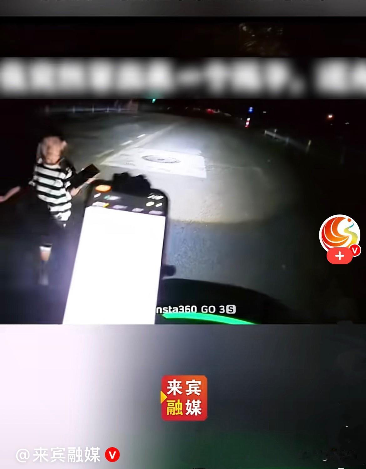 近日，凌晨的沈阳街头，一位跑腿小哥在路上奔波接单时，突然发现马路上独自跑着一个小
