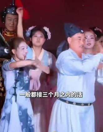 备受大家喜爱的农民歌手大衣哥朱之文，他的档期已排到10月份。演出省份有山东、河北