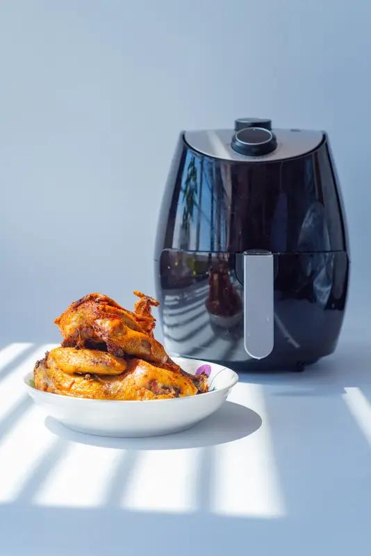 空气炸锅成了不少年轻人的厨房神器，操作简单还低脂健康。但用它有个麻烦事，就是清洗