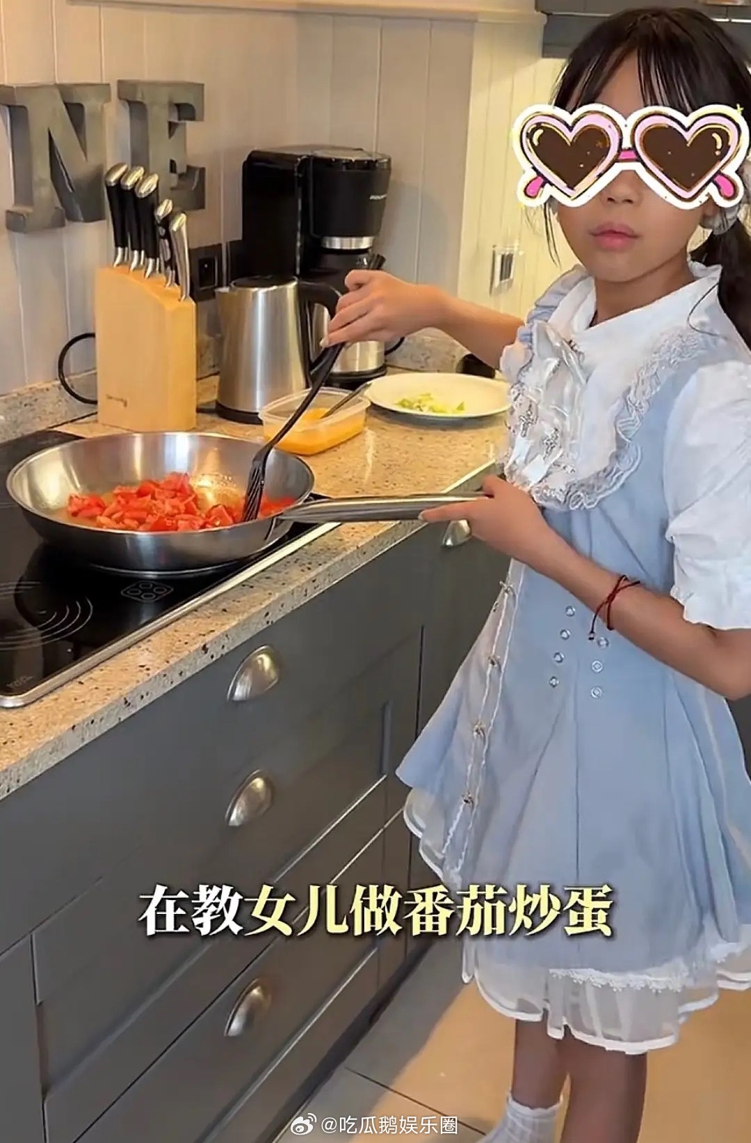 伊能静和10岁女儿在巴黎度假，母女俩就住在巴黎铁塔旁边，民宿内部装修得像古堡一样