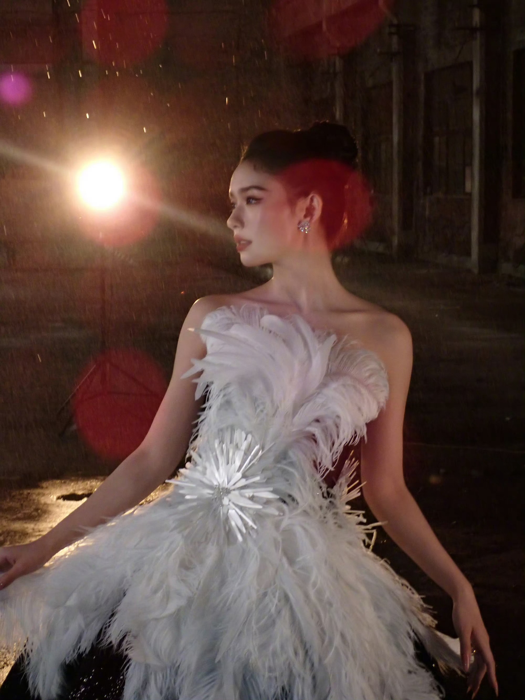 林允姐姐，最近降温要注意保暖啊，工作的同时要注意休息啊！！ 黑色美甲和衣服好搭！