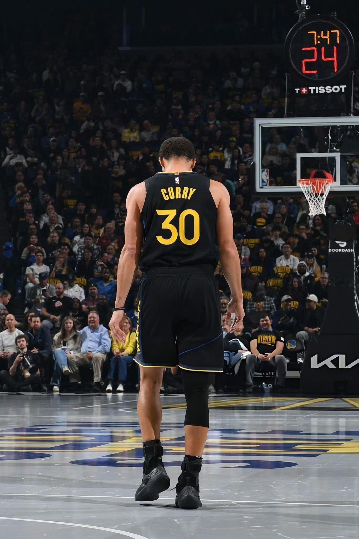 第二节库里单节18分 我觉得按他性格 下半场不会换鞋了话说JB4穿着如何 想体验