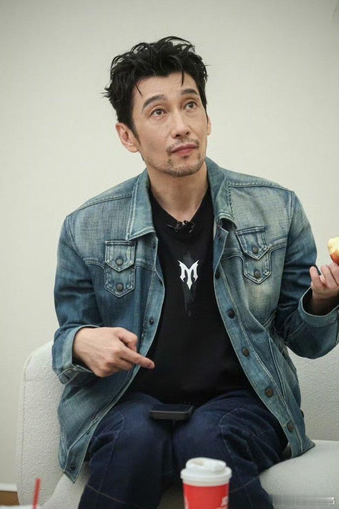 满江为默编曲到早上七点默默深耕音乐的满江，熬夜编曲到七点，这份对舞台的热爱藏不住